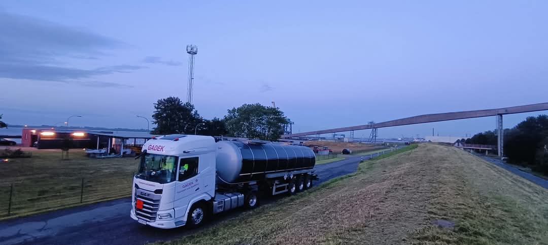 Moderner Tankwagen der PHU Jerzy Gądek Sp. z o.o., ausgerüstet für den ADR-Transport – Fahrzeugansicht nach EURO-6-Norm.