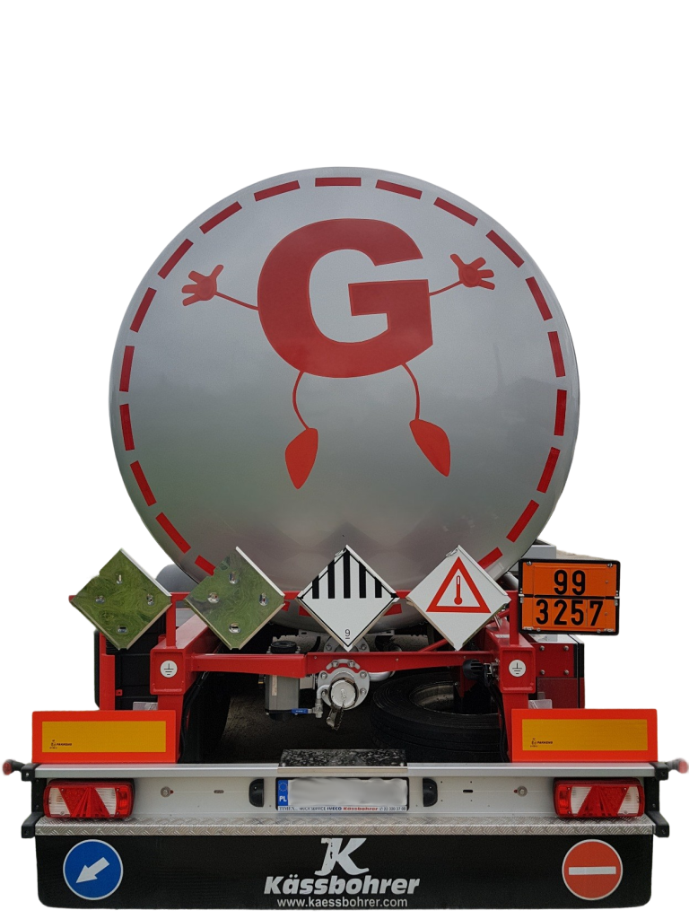 Rückseite des GADEK-Tankwagens mit großem „G“-Logo und ADR-Kennzeichnungen – Transport von Asphalt und Gefahrgut.