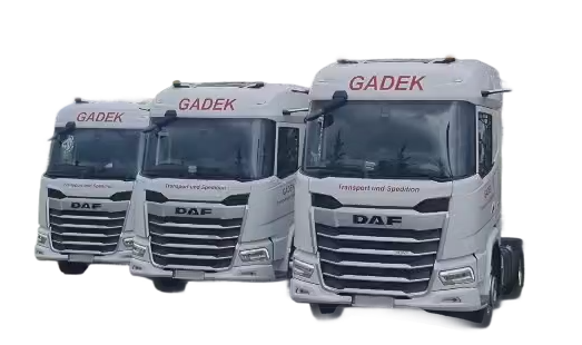 Drei moderne Sattelzugmaschinen von GADEK mit der Aufschrift „Transport und Spedition“.