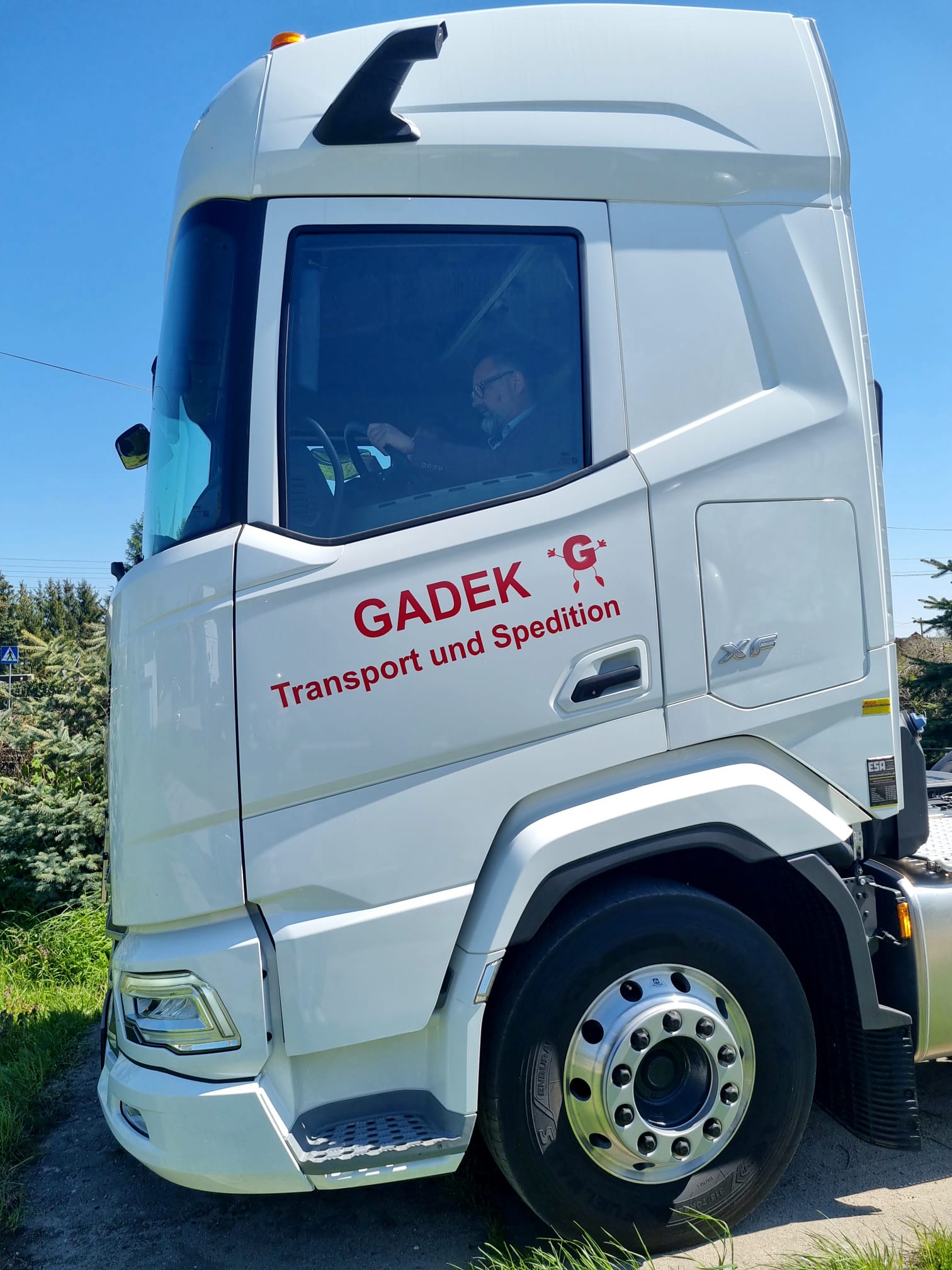 GADEK-Fahrer in der Kabine eines modernen Sattelzugs – Erfahrung und Sicherheit.
