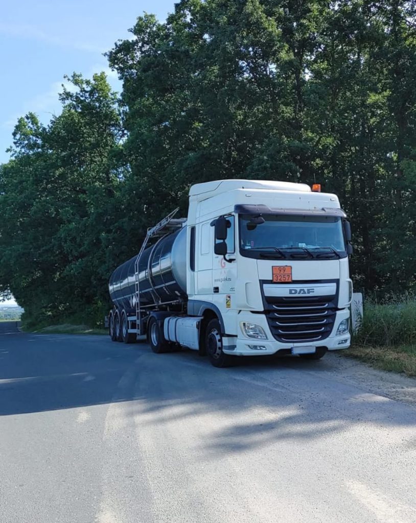 GADEK-Tankauflieger auf der Strecke geparkt – ADR-Transport gefährlicher Güter unterwegs.