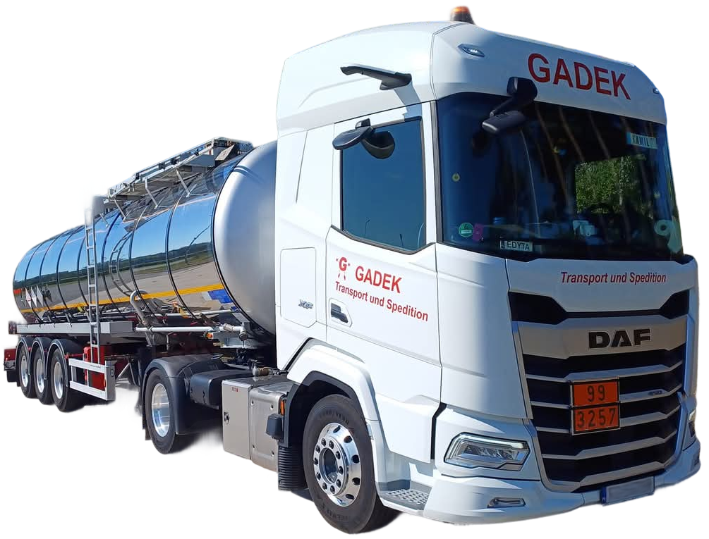 Moderner GADEK-Transportzug mit Edelstahl-Tankauflieger und ADR-Kennzeichnungen – Spezialtransport von Asphalt.