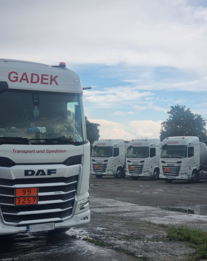 GADEK-Fahrzeugflotte mit ADR-Kennzeichnungen auf dem Firmengelände – bereit für den Gefahrguttransport.