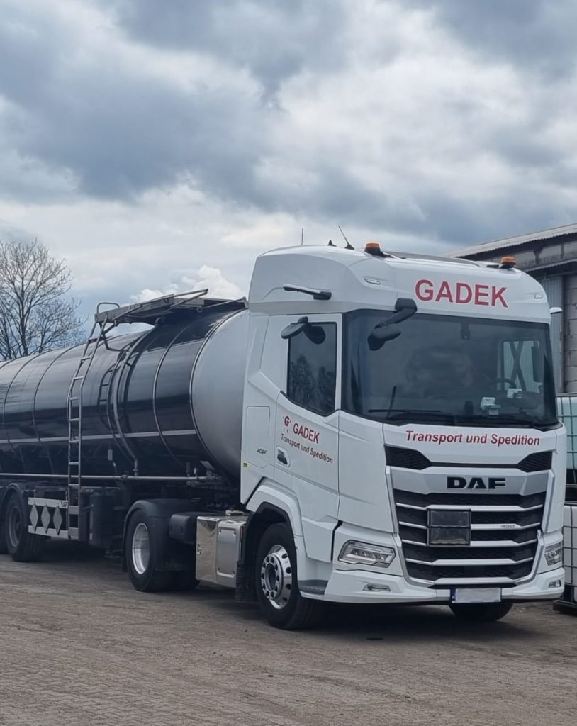 GADEK-Tankauflieger für den Transport gefährlicher Güter – Logistikdienstleistungen und ADR-Transporte.