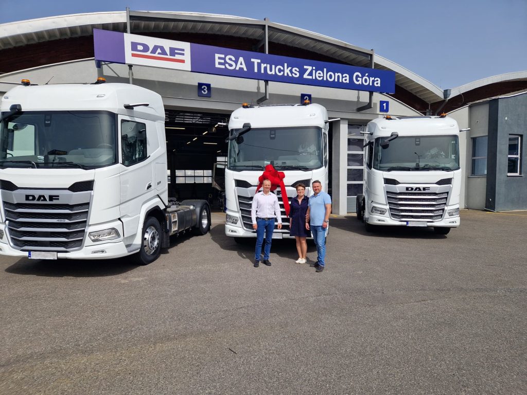 Das GADEK-Team bei den neu übernommenen Fahrzeugen.