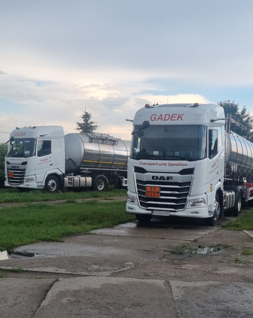 GADEK-Fahrzeuge mit ADR-Tankaufliegern für den Asphalttransport – eine einsatzbereite Flotte.